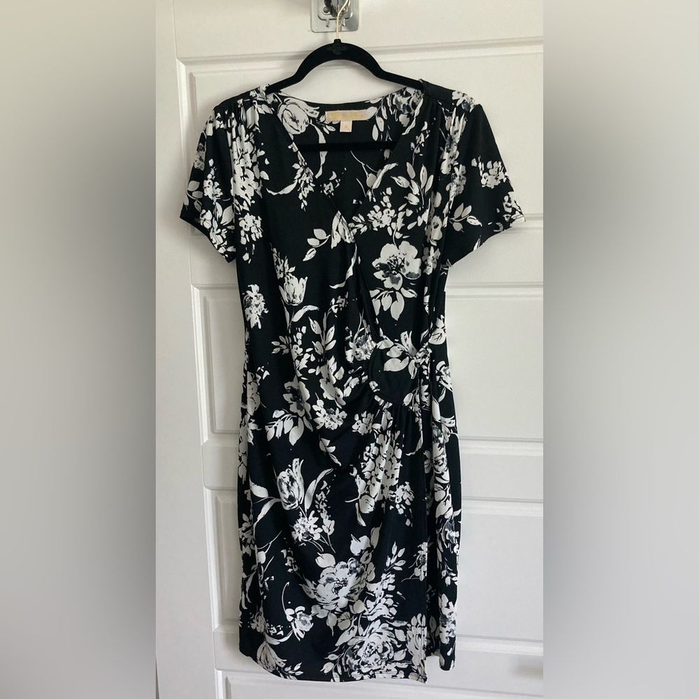 Bella Rose Black and White V-Neck Floral Rouched Dress. Size 8